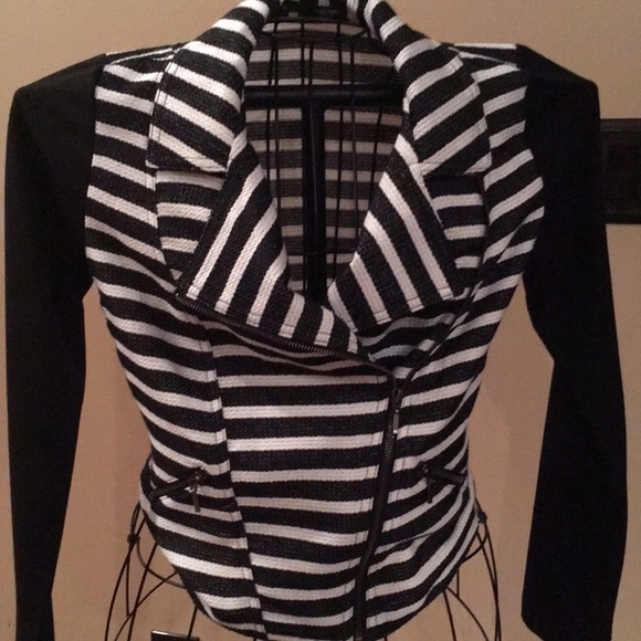Maurice’s Black/Cream zip up Blazer. - Picture 3 of 5